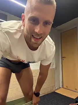 Johnytrain's Live XXX Chat