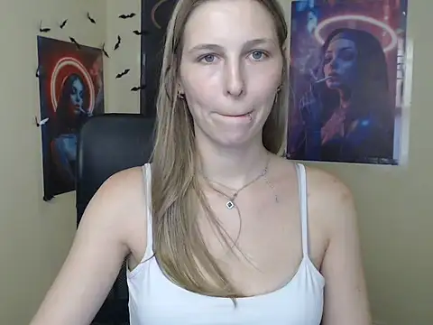 StrangerGi Chat XXX live