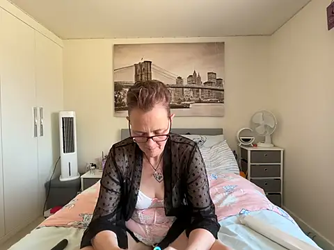Curvy-Jinx live XXX chat