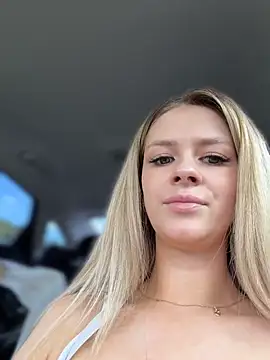 Chat +18 de Love_Bri ao vivo