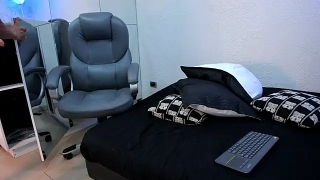 Онлайн чат XXX Simon_Axe