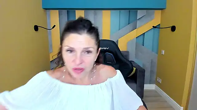 EllaLong Chat XXX in diretta