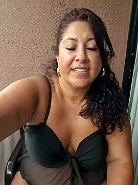 CurvyFireLatinaのライブXXXチャット