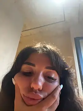 SilkyMira's Live XXX Chat