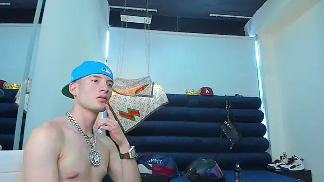 HunterHeat_ Chat XXX in diretta