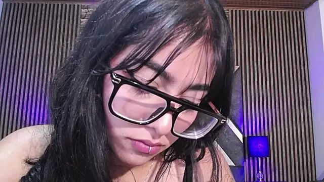 צ'אט XXX בשידור חי של Amy_channel
