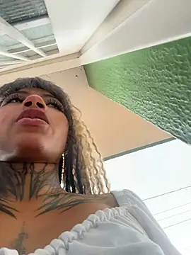 Chat +18 de Zafiro_fire ao vivo