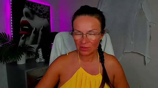 HelenLuxx élő XXX-chatje