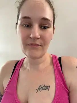 צ'אט XXX בשידור חי של lolabunny9