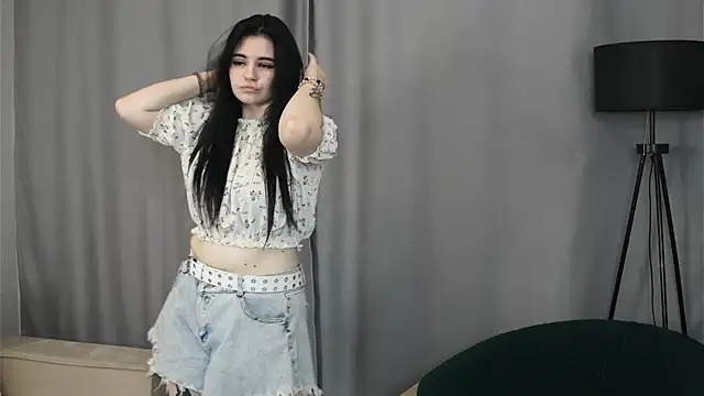 AngeliaThiengtham Adlı Modelin Canlı XXX Sohbeti