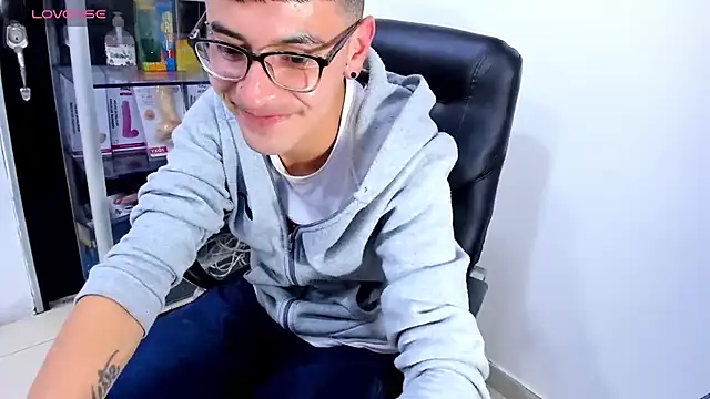 XXX chat uživo modela Alexx_bigcockk