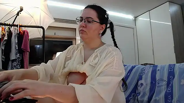 ILoveToFeelUn Live XXX chat