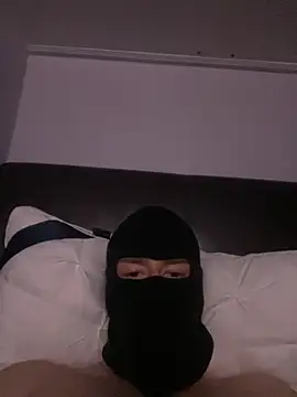 ukmaleluke webcam show