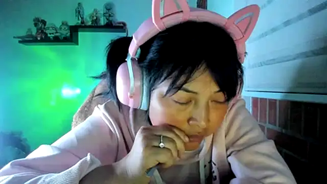 แชท XXX สดของ Shaddycute_
