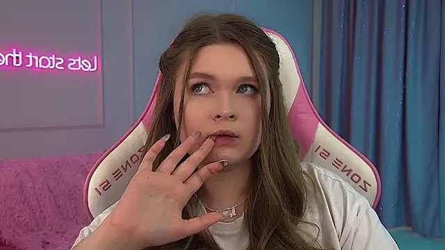 CrystalLyons' Live XXX Chat