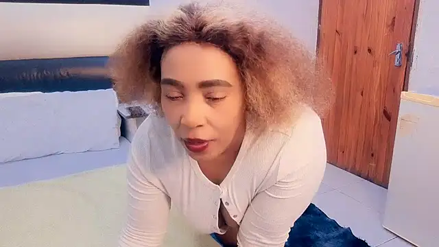 GiantBootyMilfのライブXXXチャット