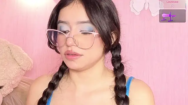 Chat +18 de Little_arii ao vivo