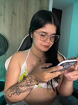 XXXAngella Adlı Modelin Canlı XXX Sohbeti