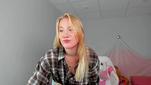 ElaraVoltage's Live XXX Chat
