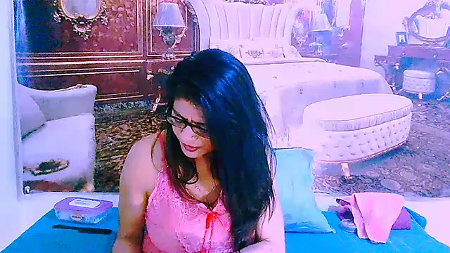 IndianAllure Adlı Modelin Canlı XXX Sohbeti