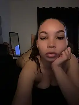 צ'אט XXX בשידור חי של nikkiloveee