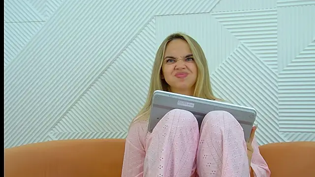AnitaVenture Adlı Modelin Canlı XXX Sohbeti