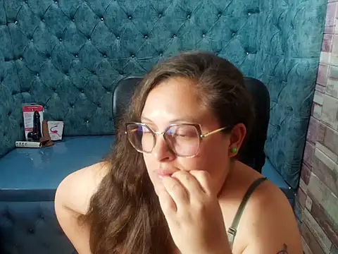 SaraThonson_'s Live XXX Chat