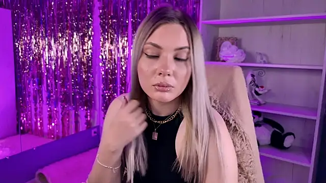 HyileyClark Adlı Modelin Canlı XXX Sohbeti