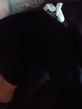 ThickaThuckDick07 élő XXX-chatje