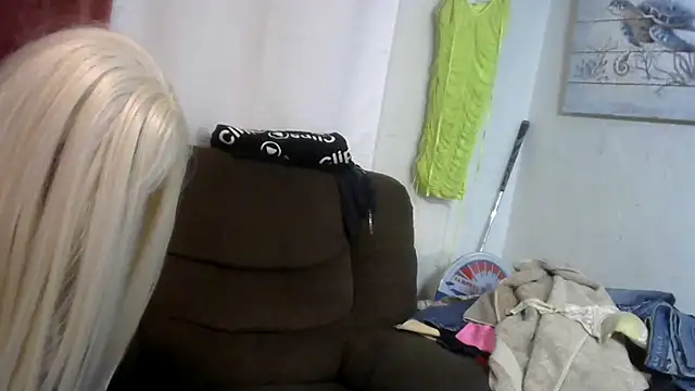 SassyCrystal77's Live XXX Chat