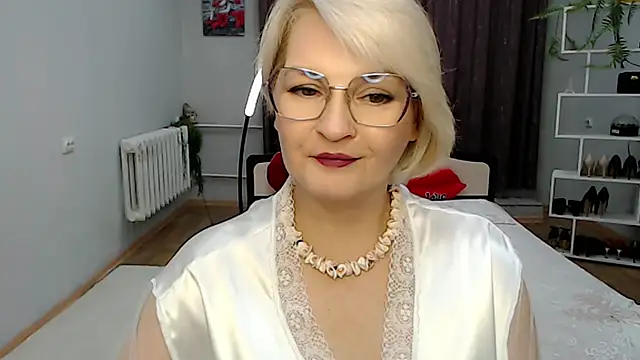 BlondeBrilliant7 live XXX chat