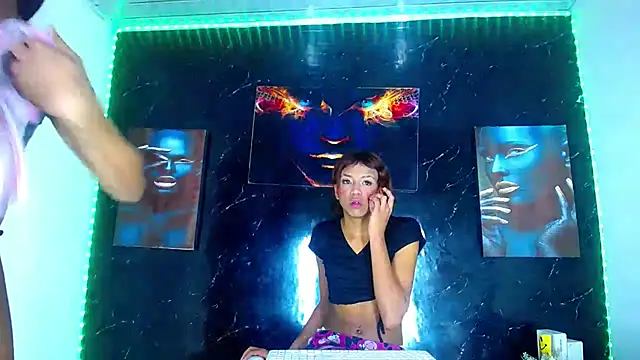 XXX chat uživo modela LuxuryQueens