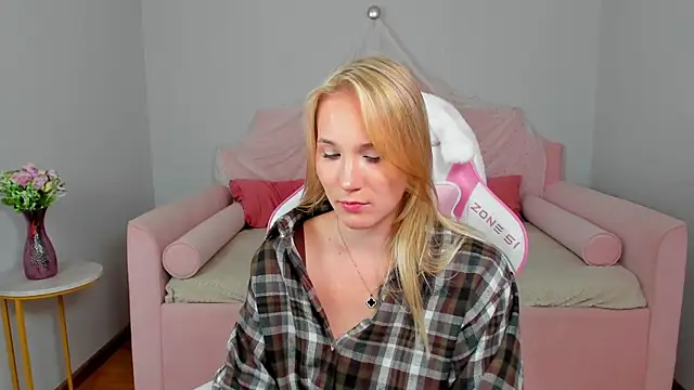 ElaraVoltage's Live XXX Chat