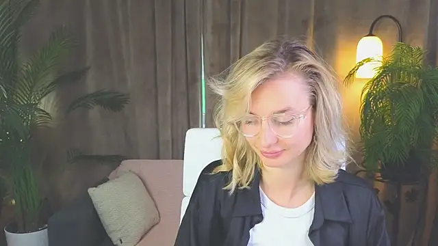 NoraMoreau XXX чат на живо
