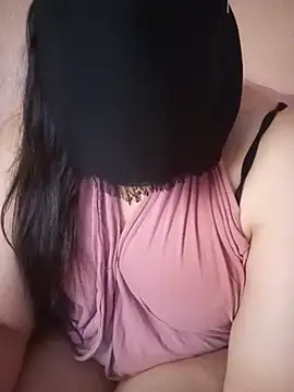 Lara-_-28's Live XXX Chat