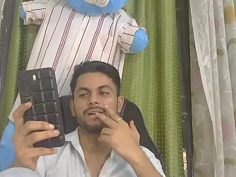 Stubborndesiboyn Live XXX chat