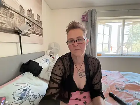 Curvy-Jinx's Live XXX Chat