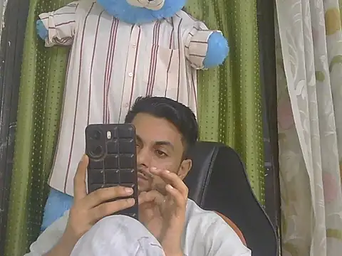 Stubborndesiboy: онлайн-секс-чат