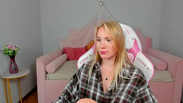 ElaraVoltage's Live XXX Chat