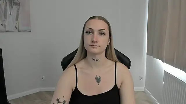 AlexaTease Adlı Modelin Canlı XXX Sohbeti