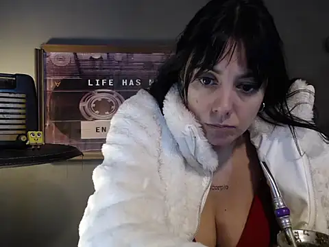 Mickyta XXX чат на живо