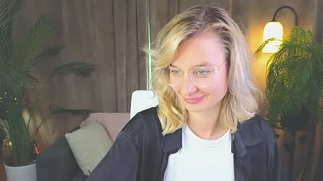 NoraMoreau Chat XXX in diretta