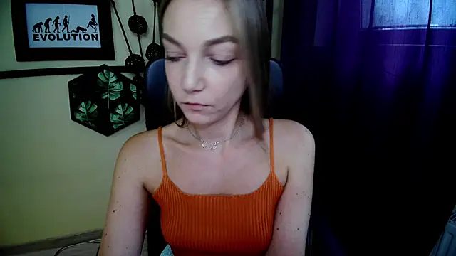 EmillyPlay élő XXX-chatje