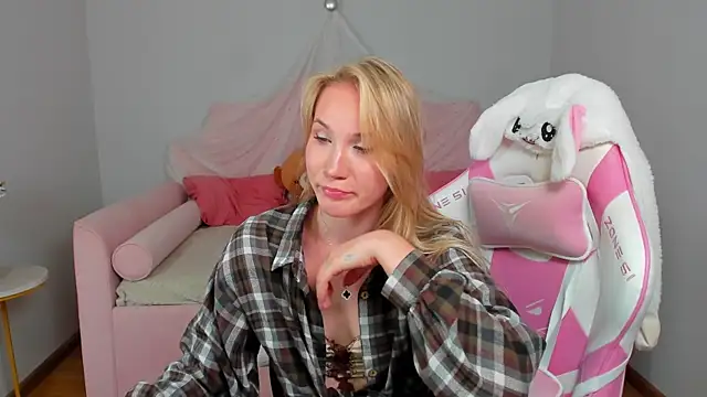 ElaraVoltage live XXX chat