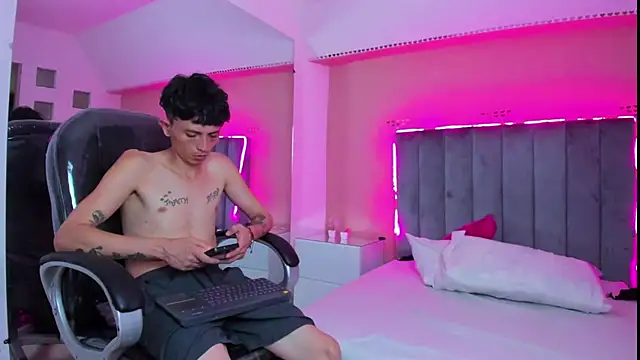 ARIANA_CRI-X – Live XXX-chat