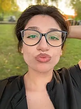 ScarletBloom_ Chat XXX in diretta