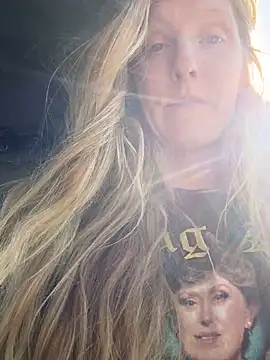 Chat +18 de GoldenFlameGoddess ao vivo