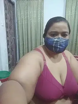 momo_loves Adlı Modelin Canlı XXX Sohbeti