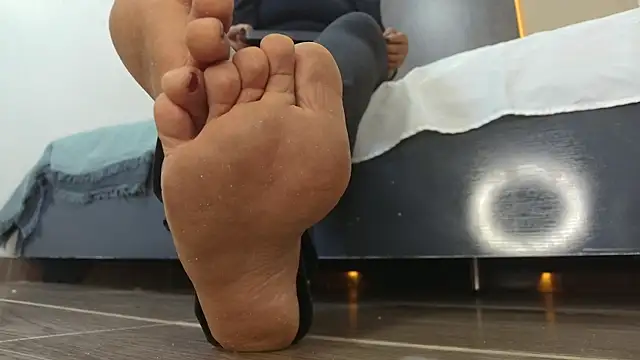 צ'אט XXX בשידור חי של RiriiBrunette__