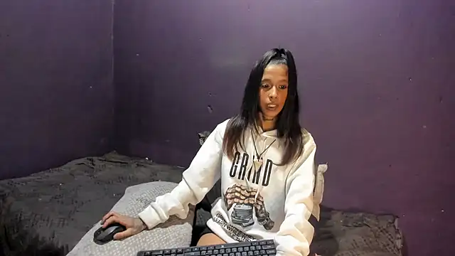 Indianteezerr Adlı Modelin Canlı XXX Sohbeti